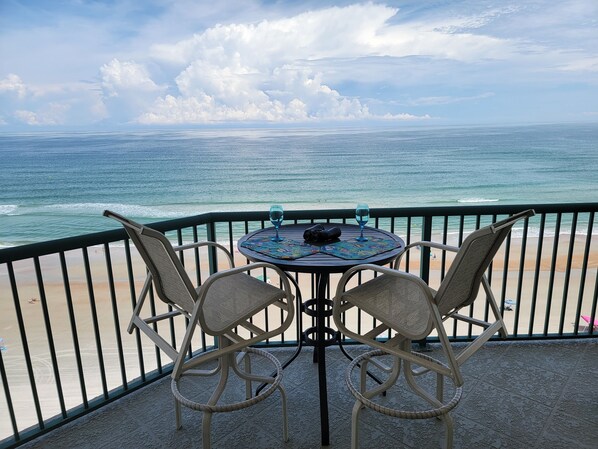 Oceanfront breezes, comfy chairs, yummy drinks, watching dolphins play=relaxing!
