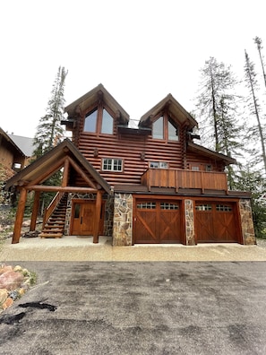 Welcome to our family owned home, Golden Bear Chalet in Kicking Horse.  