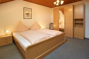 Ferienwohnung Nr.6 / 50 qm mit großzügigem Balkon-Schlafzimmer Wohnung Nr. 6