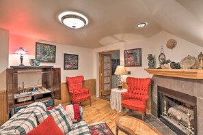 Living Room | Single-Story Unit on 2nd Floor | Additional Sleeping: Sleeper Sofa