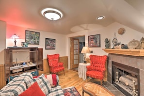 Living Room | Single-Story Unit on 2nd Floor | Additional Sleeping: Sleeper Sofa