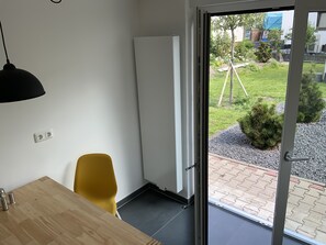 Küche 11qm mit Blick in den Garten / Sitzgruppe.