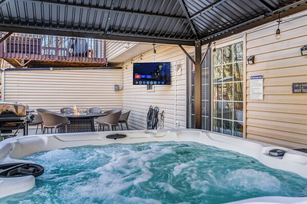 Brand new 7 person hot tub, gas fire pit table and outside TV 