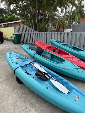 4 adult/2 youth kayaks. Paddles, life vests, and carts provided, river 3 blocks.