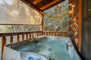 Bañera de hidromasaje al aire libre