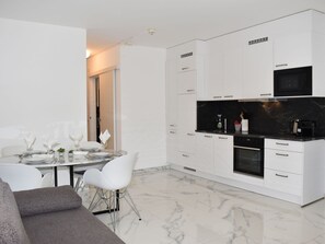 Cabinetry, Meubles, Comptoir, Chaise, Bois, Sol, Cuisinière, Tiroir, Cuisine