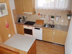 Cabinetry, Countertop, Kitchen Sink, Sink, Property, Kitchen, Window, Tap, Wood, Kitchen Stove