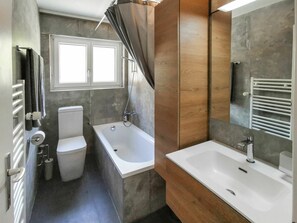 Brown, Tap, Sink, Plumbing Fixture, Property, Bathroom Sink, Mirror, Bathroom, Building