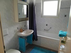Miroir, Robinet, Luminaire Plomberie, Évier, Propriété, Lavabo, Salle De Bains, Violet, Fenêtre, Bâtiment