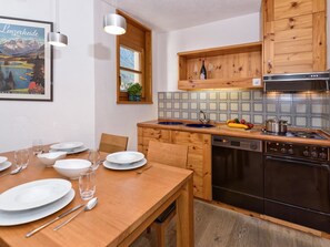 Möbel, Tabelle, Cabinetry, Eigentum, Countertop, Holz, Dishware, Interior Design, Spüle, Küche