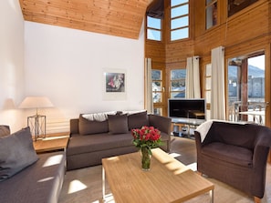 Tabelle, Couch, Eigentum, Möbel, Komfort, Holz, Interior Design, Wohnzimmer, Studio Couch, Fussboden