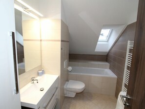 Tap, Plumbing Fixture, Sink, Building, Bathroom Sink, Mirror, Window, Bathroom, Interior Design