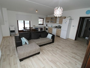 Couch, Bilderrahmen, Holz, Gebäude, Wohnzimmer, Beleuchtung, Flooring, Interior Design, Fussboden