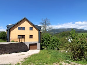 Himmel, Pflanze, Wolke, Gebäude, Fenster, Ökoregion, Baum, Haus, Steigung, Grundstueck