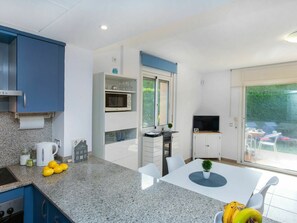 Möbel, Eigentum, Tabelle, Cabinetry, Grün, Fenster, Countertop, Wohnzimmer, Interior Design, Gelb