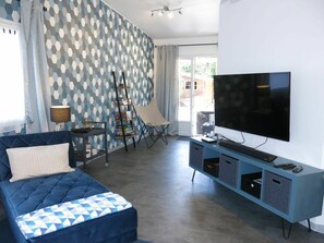 Table, Furniture, Property, Building, Comfort, Cabinetry, Couch, Interior Design, Television, Living Room