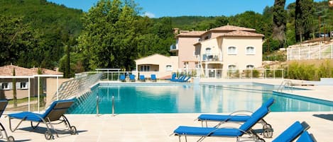 L'Eau, Ciel, Meubles, Propriété, Bâtiment, Piscine, Plante, Bleu Azur, La Nature, Bleu