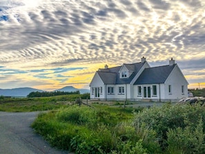 Cloud, Sky, Plant, Daytime, Building, Window, Natural Landscape, House, Land Lot, Sunlight