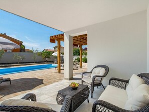 Eigentum, Pflanze, Himmel, Schatten, Gebäude, Wohnzimmer, Komfort, Interior Design, Gartenmöbel, Fussboden