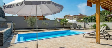 Sky, Plant, Property, Building, Cloud, Swimming Pool, Azure, Umbrella, Sunlounger, Shade