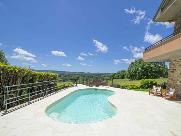 Nuage, Ciel, L'Eau, Plante, Bâtiment, Piscine, Bleu Azur, Éclairage, Ombre, Mobilier De Jardin