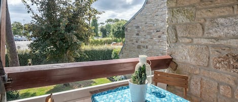 Table, Plante, Meubles, Propriété, Vert, Bleu Azur, Chaise, Bâtiment, Design Intérieur, Architecture