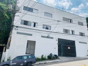 Vista frontal de la propiedad