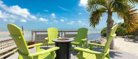 Indulge in a Happy Hour like no other, surrounded by endless views at Breezy Palms.