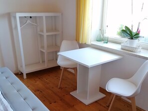 Ferienwohnung Bauernhaus, Erdgeschoss, 65 qm, 2 separate Schlafzimmer-Schlafzimmer mit Sitzgelegenheit