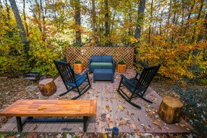 Wears Valley Cabin "Bearfoots Cozy Cabin" - Lower Level Yard Deck with Wicker Furniture