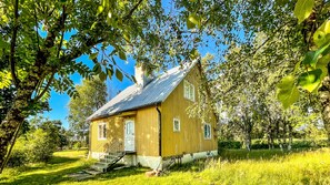 Das Gelbe Lapplandhaus im Sommer