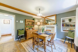 Star Cottage Dining Area - StayCotswold