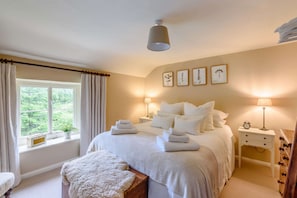 Star Cottage Double Bedroom - StayCotswold