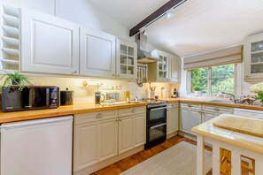 Star Cottage Kitchen - StayCotswold