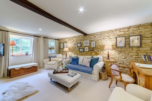 Star Cottage Lounge - StayCotswold