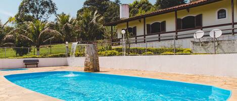 Hospede-se nesta incrível chácara com churrasqueira e piscina em Atibaia/SP
