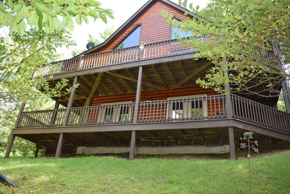 3 Story cabin that includes bedrooms in the loft, master and downstairs. 