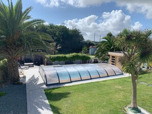 Vue des chambres sur le jardin et la piscine