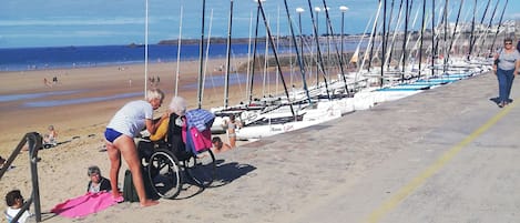 Plage de la Hoguette, 100 mètres à pieds en sortant de votre appartement.