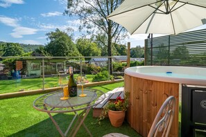 Honey Bee Shepherd's Hut - Hawkshead Glamping - Herdwick Cottages