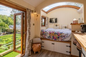 Honey Bee Shepherd's Hut - Hawkshead Glamping - Herdwick Cottages