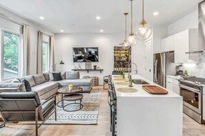 Level 2 | Fully Stocked Kitchen | Smart TV