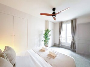 In this bedroom you'll find a queen-size bed, an armchair that converts into a single bed, a ceiling fan and storage space.