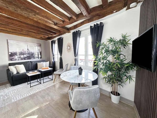 Cozy living room setup with a flat-screen TV and complimentary Wi-Fi for entertainment and connectivity.