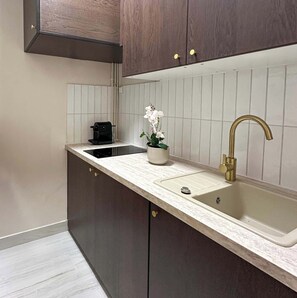Explore culinary creativity in the well-equipped and versatile kitchen