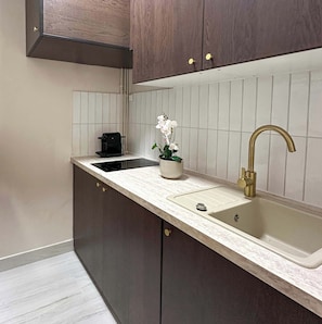 Explore culinary creativity in the well-equipped and versatile kitchen