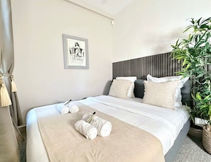 Spacious bedroom with a Queen-size bed, perfect for a good stay