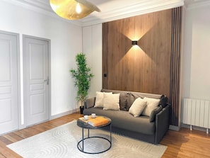 This magnificent apartment has been completely refurbished.