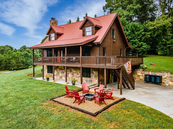 Idyllic Mountain Retreat: Your Home Away from Home in the Great Smoky Mountains