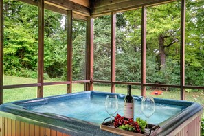 Outdoor Retreat: Indulge in the Hot Tub on our Tranquil Screened Porch in the Smoky Mountains